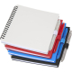 Carnets souples empilés en plusieurs coloris avec stylos assortis sur le côté.