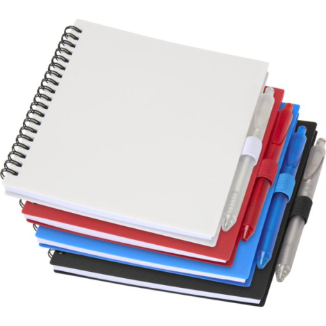 Carnets souples empilés en plusieurs coloris avec stylos assortis sur le côté.