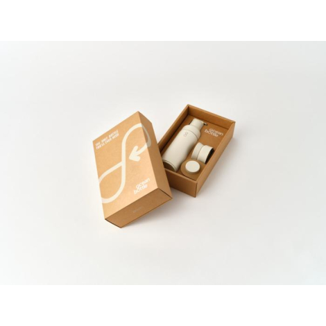 Coffret cadeau contenant une bouteille isotherme blanche et ses accessoires, présenté dans un emballage cartonné naturel imprimé