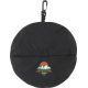 Chapeau de soleil noir plié dans sa pochette ronde assortie avec mousqueton, marquage visible sur la pochette.