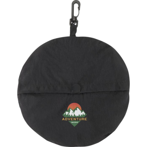 Chapeau de soleil noir plié dans sa pochette ronde assortie avec mousqueton, marquage visible sur la pochette.