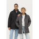 Deux modèles portant la parka noire et grise fermée, coupe droite, sans marquage visible.