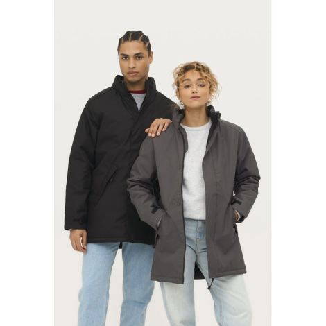 Deux modèles portant la parka noire et grise fermée, coupe droite, sans marquage visible.