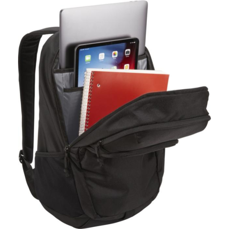 Sac à dos noir ouvert avec ordinateur, tablette et carnet visibles à l’intérieur, sans marquage.