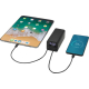 Batterie externe connectée à une tablette et un smartphone affichant le niveau de charge, sans personnalisation visible.