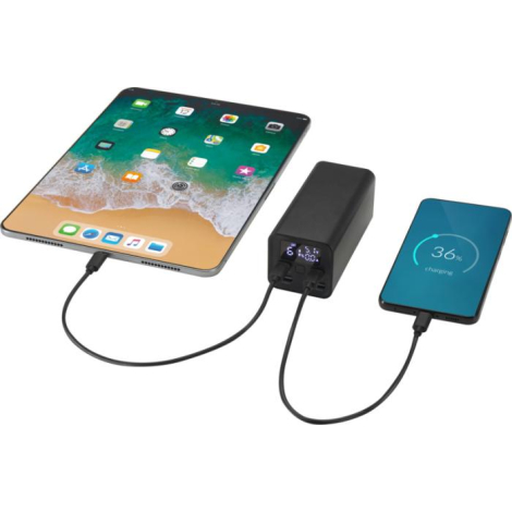Batterie externe connectée à une tablette et un smartphone affichant le niveau de charge, sans personnalisation visible.