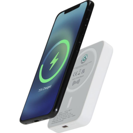 Batterie blanche fixée magnétiquement à un smartphone en charge sans fil, sans marquage visible.