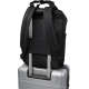 Vue arrière d’un sac noir fixé sur une valise à l’aide d’une sangle horizontale, sans personnalisation.