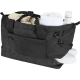 Sac de voyage noir ouvert contenant des accessoires (serviette, bouteille, chaussures), sans marquage visible.