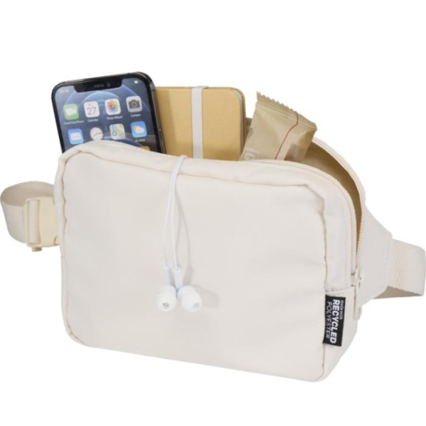 Sac banane beige ouvert contenant un téléphone, un carnet et un encas, sans personnalisation visible.