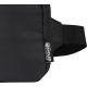 Gros plan sur un sac banane noir montrant l’étiquette latérale en polyester recyclé, sans marquage.