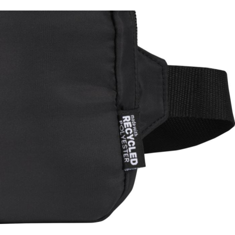 Gros plan sur un sac banane noir montrant l’étiquette latérale en polyester recyclé, sans marquage.
