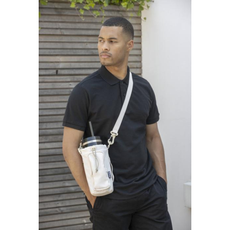 Homme portant un sac porte-bouteille beige en bandoulière avec gourde, sans marquage visible.