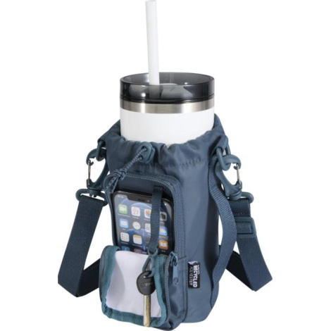 Sac bleu contenant une gourde, un téléphone et des clés, poches avant et latérale visibles, sans personnalisation.