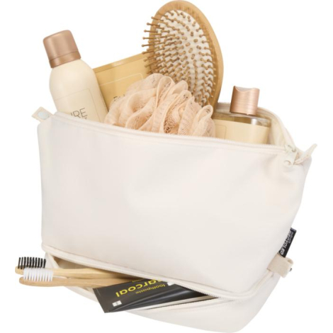 Trousse beige ouverte contenant des produits de soin et accessoires de bain, sans personnalisation visible.
