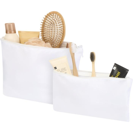 Deux trousses blanches ouvertes contenant des accessoires de toilette, sans marquage visible.