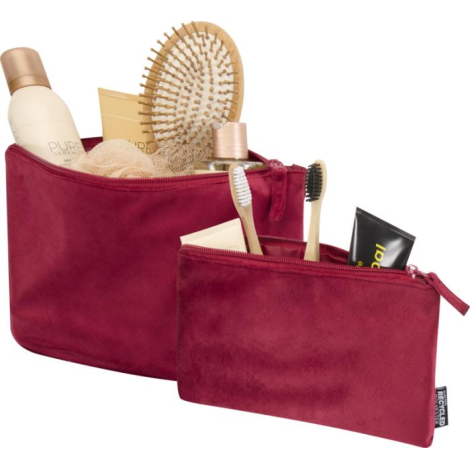 Deux trousses bordeaux ouvertes contenant des accessoires de toilette, sans personnalisation visible.