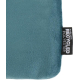Zoom sur un coin de trousse bleu clair montrant l’étiquette en polyester recyclé, sans marquage visible.