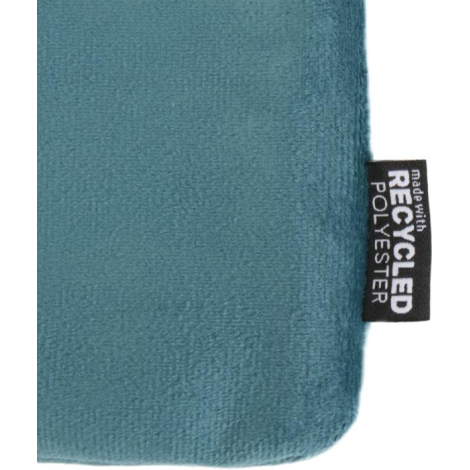 Zoom sur un coin de trousse bleu clair montrant l’étiquette en polyester recyclé, sans marquage visible.