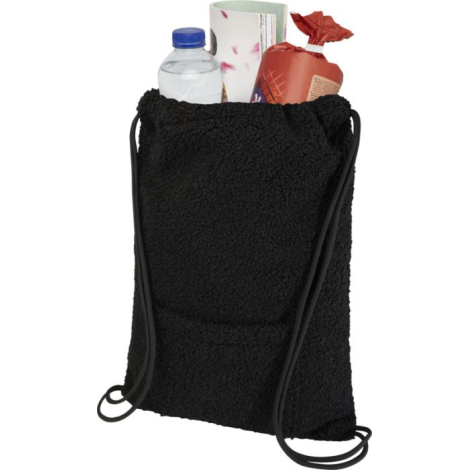 Sac à dos noir ouvert contenant des objets (bouteille, paquet, boîte), sans personnalisation visible.