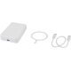 Batterie blanche posée à plat avec ses accessoires (anneau magnétique et câble USB-C), sans personnalisation visible.