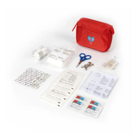 Trousse rouge ouverte avec contenu de premiers secours (compresses, pansements, ciseaux, épingles), marquage visible sur la poch