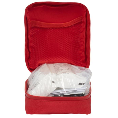 Trousse rouge ouverte montrant le matériel de premiers secours rangé dans des sachets plastifiés, sans personnalisation visible.