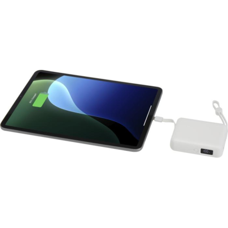 Batterie blanche connectée à une tablette affichant le pourcentage de charge sur son écran intégré, sans marquage visible.