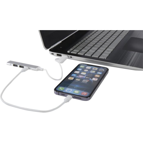 Hub USB argenté connecté à un ordinateur portable et un smartphone noir via câbles blancs, sans marquage visible.