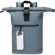 Sac à dos bleu avec batterie blanche suspendue via mousqueton, sans personnalisation visible.