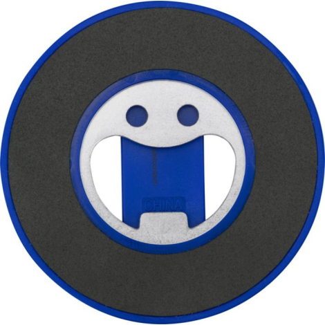 Vue rapprochée du dessous d’un support circulaire bleu montrant un décapsuleur en métal intégré, sans marquage visible.