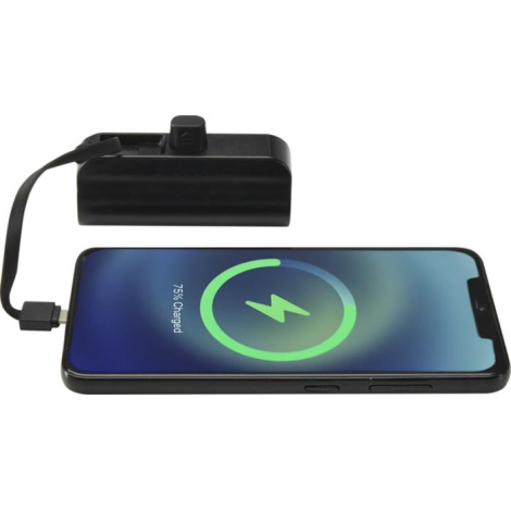 Batterie noire reliée à un smartphone en charge par un câble intégré, sans marquage visible.