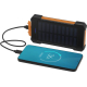 Batterie solaire noire et orange connectée à un smartphone noir en charge, sans marquage visible.