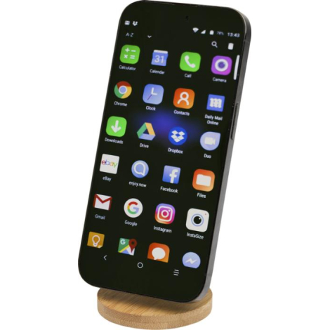 Smartphone noir fixé verticalement sur un support magnétique à base en bambou, sans marquage visible.