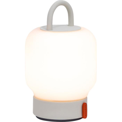 Lampe portable allumée sur fond uni, avec base grise et bouton orange sur le côté, sans personnalisation visible.
