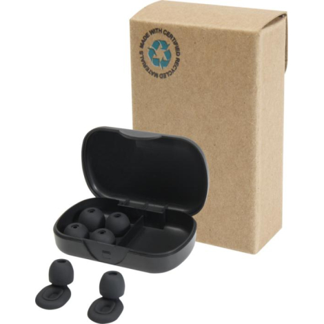 Boîtier noir ouvert présentant des bouchons d’oreille noirs devant un étui en carton recyclé, sans personnalisation visible.