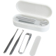 Coffret manucure blanc ouvert avec outils disposés à l’extérieur — coupe-ongles, lime et pinces fines — sans marquage apparent.