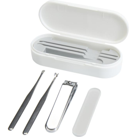 Coffret manucure blanc ouvert avec outils disposés à l’extérieur — coupe-ongles, lime et pinces fines — sans marquage apparent.