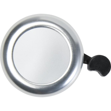 Sonnette argentée vue de dessus, surface circulaire lisse avec levier latéral noir, aucun marquage apparent. Sonnette argentée vue de dessus, surface circulaire lisse avec levier latéral noir, aucun marquage apparent.