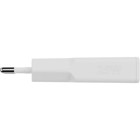 Chargeur secteur blanc Xtorm vu de profil, broches métalliques apparentes et inscription latérale en relief, sans personnalisati