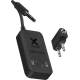 Adaptateur Xtorm AirWave noir vu en trois-quarts, accompagné d’un double jack métallique, marquage visible sur la surface supéri