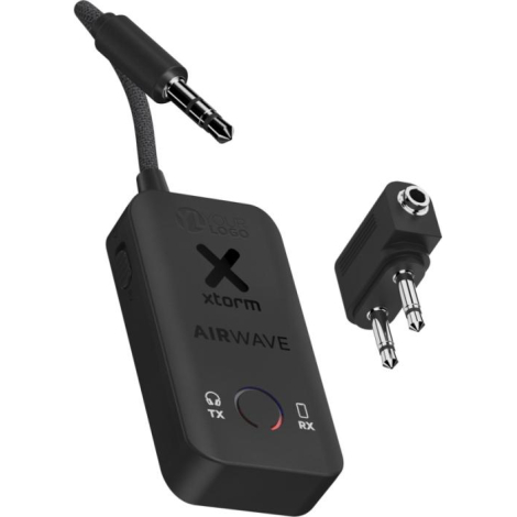 Adaptateur Xtorm AirWave noir vu en trois-quarts, accompagné d’un double jack métallique, marquage visible sur la surface supéri