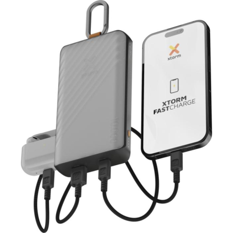 Batterie Xtorm Go2 en utilisation, connectée à plusieurs appareils via câbles USB, aucun marquage visible.