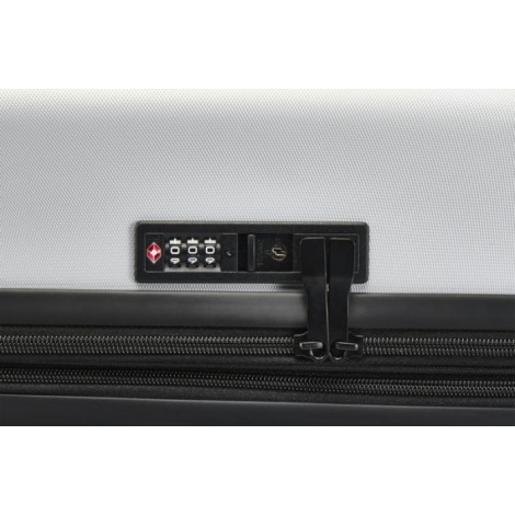 Vue rapprochée d’une serrure à combinaison noire intégrée à la valise, avec fermetures éclair. Aucune personnalisation visible.