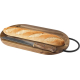 Planche à découper ovale en bois d’acacia, présentée avec un couteau à pain et une baguette placée dessus. Aucune personnalisati Planche à découper ovale en bois d’acacia, présentée avec un couteau à pain et une baguette placée dessus. Aucune personnalisati