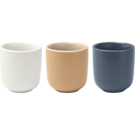 Trois tasses à expresso en céramique de couleurs blanche, beige et gris bleuté, alignées et vues de face. Aucune personnalisatio Trois tasses à expresso en céramique de couleurs blanche, beige et gris bleuté, alignées et vues de face. Aucune personnalisatio