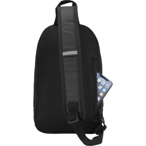 Vue arrière du sac d’hydratation noir avec sangle unique et poche zippée contenant un téléphone. Aucune personnalisation visible Vue arrière du sac d’hydratation noir avec sangle unique et poche zippée contenant un téléphone. Aucune personnalisation visible
