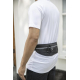 Ceinture de course noire portée autour de la taille par une personne vêtue d’un t-shirt blanc. Aucune personnalisation visible. Ceinture de course noire portée autour de la taille par une personne vêtue d’un t-shirt blanc. Aucune personnalisation visible.