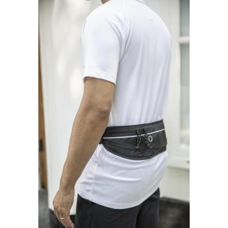 Ceinture de course noire portée autour de la taille par une personne vêtue d’un t-shirt blanc. Aucune personnalisation visible. Ceinture de course noire portée autour de la taille par une personne vêtue d’un t-shirt blanc. Aucune personnalisation visible.