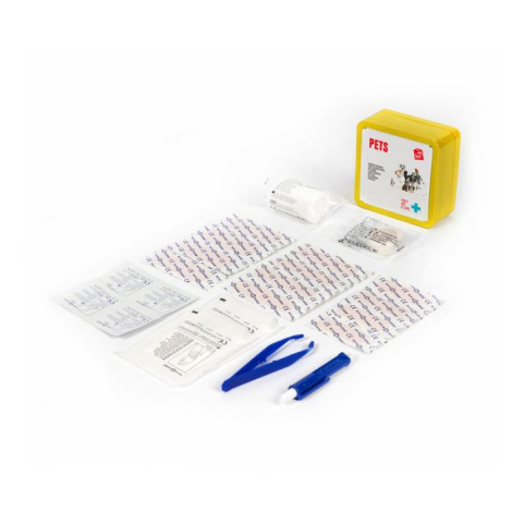 Kit de premiers secours en métal jaune, ouvert, avec divers accessoires médicaux disposés à l’avant et boîte visible à l’arrière Kit de premiers secours en métal jaune, ouvert, avec divers accessoires médicaux disposés à l’avant et boîte visible à l’arrière